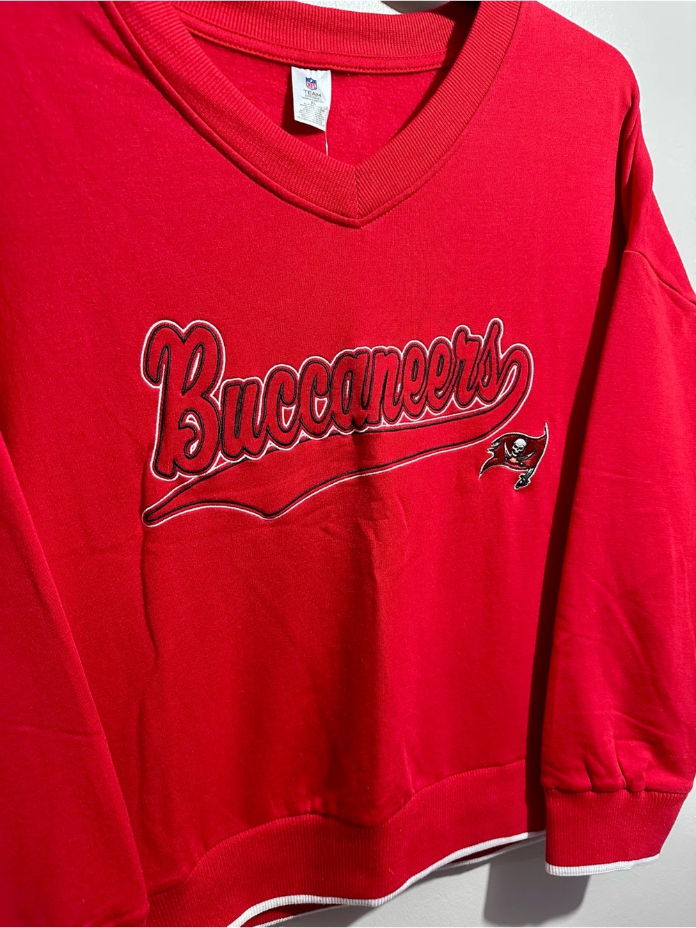 NFL Tampa Bay Buccaneers Red V-Neck Sweatshirt Size XL (1161) - Picture 2 of 6